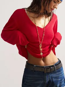 Détail d'un t-shirt rouge décontracté à col en V pour femme avec manches longues