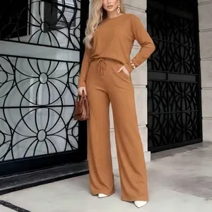 Detalle del conjunto de otoño para mujer con top de punto y pantalón ancho