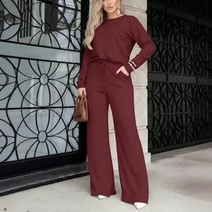 Vista de cuerpo completo que muestra el ajuste del conjunto bordeaux en una modelo