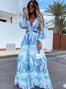 Elegantes weiß-blaues Maxikleid mit Blumenmuster, V-Ausschnitt und Taillenausschnitt.