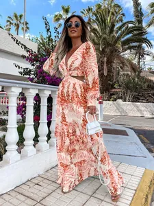 Elegantes langärmeliges Maxikleid mit V-Ausschnitt, Blumendruck und modernem Taillenausschnitt.
