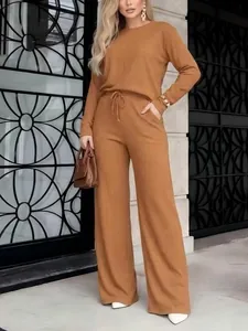Elegante conjunto de descanso de punto acanalado con top de manga larga y pantalón ancho.