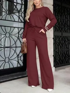 Elegante conjunto de descanso de manga larga con pantalones de pierna ancha color granate