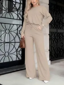 Conjunto relajado chic en color caqui con top de manga larga y pantalones de pernera ancha