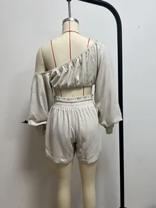 Rückansicht eines beigen Ein-Schulter-Crop-Tops und Shorts-Sets aus Leinenmischung