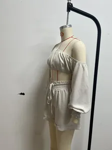 Detailansicht des beigen Leinen-Sets mit Ein-Schulter-Top und Shorts am Mannequin.