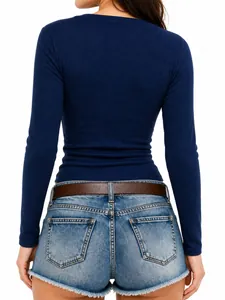 Vista posteriore di una t-shirt a maniche lunghe a costine blu scuro slim da donna