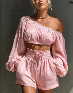 Nahaufnahme eines rosafarbenen Zweiteilers aus Leinenmischung mit One-Shoulder-Crop-Top