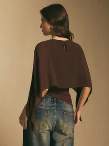 Vista trasera de una elegante blusa de gasa marrón oscuro con mangas de capa y corte holgado.