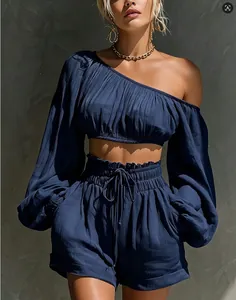Detailansicht des dunkelblauen Leinen-Crop-Tops mit einer Schulter und der Shorts mit hoher Taille