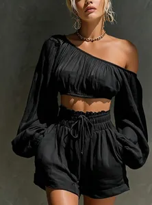 Stylisches schwarzes Leinen-Zweiteiler-Set mit One-Shoulder-Crop-Top und Shorts