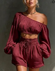 Detailansicht des bordeauxroten Leinen-Mix-Zweiteilers mit One-Shoulder-Top und Shorts
