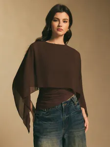 Elegante top de gasa marrón con mangas tipo capa y dobladillo irregular