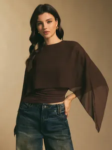 Elegante blusa de gasa marrón oscuro con mangas tipo capa y detalle de dobladillo