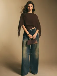Elegante blusa tipo poncho de gasa marrón con corte irregular y cuello redondo