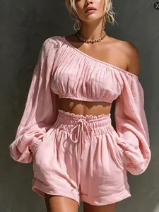 Zweiteiler aus Leinen mit One-Shoulder-Crop-Top und Shorts mit hoher Taille und Kordelzug