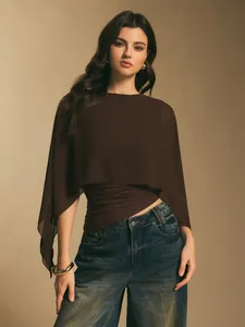 Elegante top poncho de gasa marrón oscuro con dobladillo asimétrico usado por una modelo