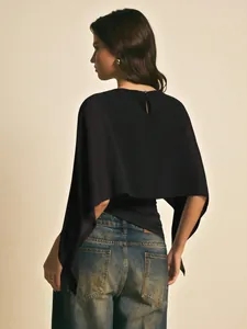 Vista trasera de elegante blusa de gasa negra con mangas de capa y detalle de gota
