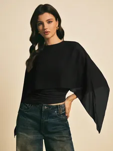 Elegante top de gasa negra con mangas de capa, drapeado asimétrico y cuello redondo.