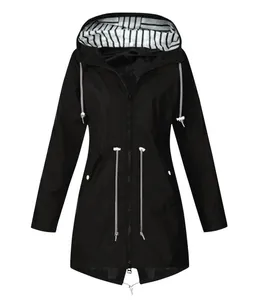 Vorderansicht einer schwarzen wasserdichten Outdoor-Jacke mit gestreiftem Kapuzenfutter