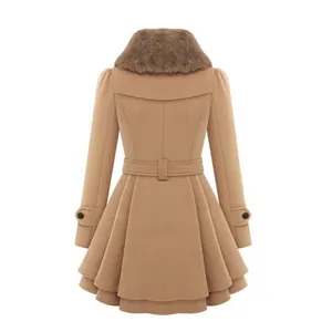 Vista trasera de un elegante abrigo de lana camel con cuello de piel sintética.
