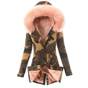 Vista detallada de la parka de invierno de camuflaje para mujer con capucha de piel rosa.