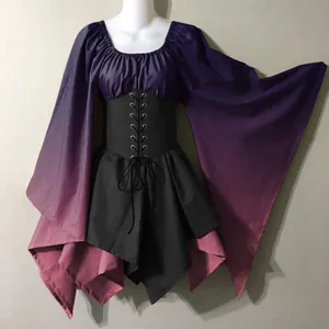 Dettaglio di un abito gotico rinascimentale con vita a corsetto e maniche a farfalla