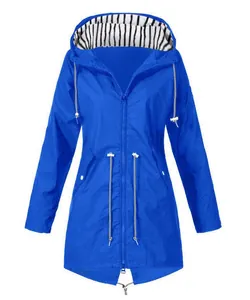 Detailansicht einer königsblauen Outdoor-Regenjacke mit gestreiftem Kapuzenfutter