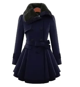 Abrigo de lana azul marino con doble abotonadura, cuello de piel y dobladillo plisado
