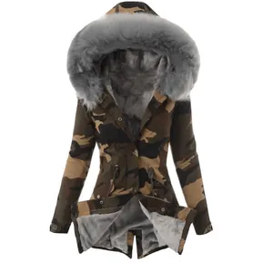 Detalle de parka mimetizada para mujer con capucha y forro de piel sintética gris