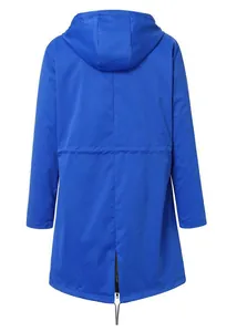 Detailansicht der Rückseite einer königsblauen, wasserdichten Outdoor-Kapuzenjacke