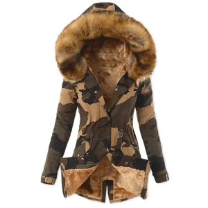 Vista detallada de la parka de invierno de camuflaje para mujer con forro de pelo sintético
