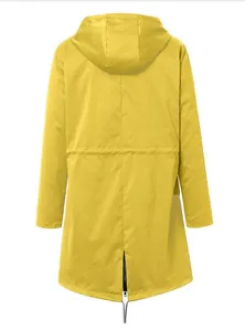 Rückansicht einer gelben wasserdichten Outdoor-Jacke mit Kapuze und Taillenkordelzug.