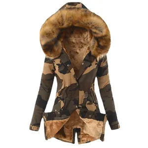Elegante parka de invierno de camuflaje para mujer con forro de piel sintética y capucha
