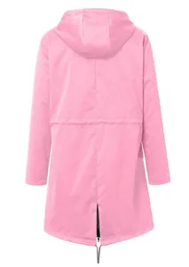 Rückansicht einer hellrosa wasserdichten Outdoorjacke mit Kapuze und verstellbarer Taille
