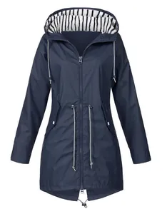 Vorderansicht der dunkelblauen wasserdichten Outdoor-Kapuzenjacke mit Streifenfutter