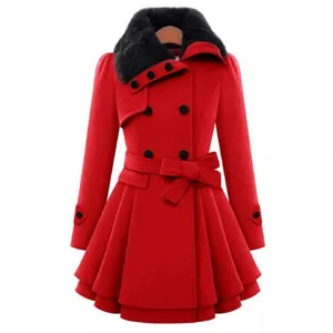 Elegante abrigo de lana roja de doble botonadura con cuello de piel negra y cinturón