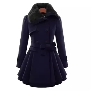 Elegante abrigo de lana azul marino de doble botonadura con cuello de piel sintética
