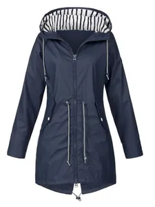 Dunkelblaue wasserdichte Outdoor-Kapuzenjacke mit gestreiftem Futter für Sport.