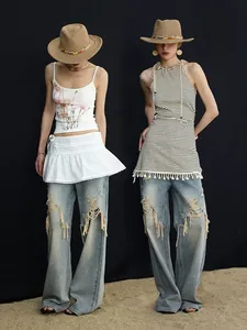 Vue d'ensemble d'un jean large délavé pour femme de style high street avec déchirures