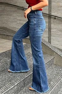Detailansicht einer High-Waist-Patchwork-Schlaghose mit ausgefranstem Saum im Profil