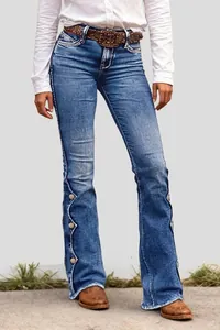 Jean évasé taille haute bleu avec détails de boutons ondulés et ourlets bruts.