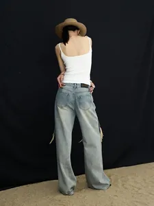 Vue arrière détaillée d'un jean large délavé pour femme en denim bleu clair vintage