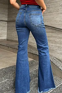 Detailansicht von hinten: High-Waist-Schlagjeans in Blau mit trendigem Fransensaum.