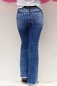 Détail montrant les poches arrière et l'ourlet brut d'un jean évasé bleu tendance