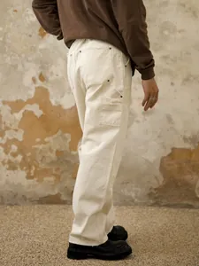 Vue arrière d'un jean charpentier pour homme à coupe droite et large en blanc cassé