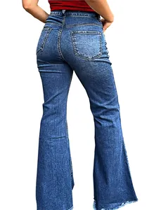 Rückansicht der figurbetonten, hoch taillierten blauen Schlagjeans für Damen mit Fransen