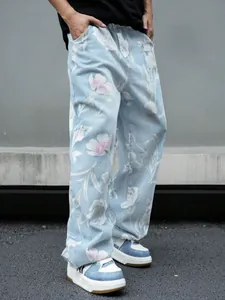 Dettaglio di jeans uomo larghi con eleganti stampe floreali su denim blu chiaro