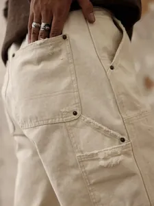 Gros plan détaillé d'un pantalon en jean pour homme avec poches patchwork style.