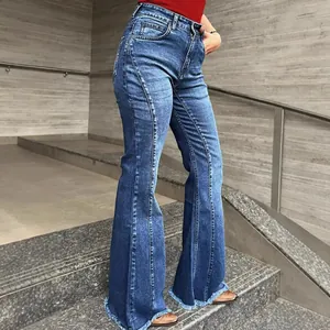 Hohe Damen-Schlagjeans mit vertikalen Nähten und modischem, ausgefranstem Saum am Hosenbein